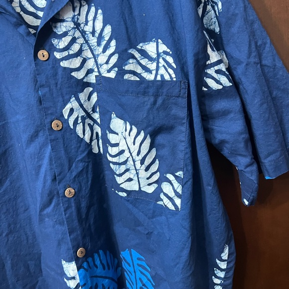 Caribelle Batik Blue/white Leaf Print Button Down shirt size medium - Picture 3 of 5